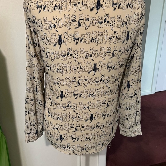Le Lis Whimsical Cat Pattern Blouse like new - Picture 3 of 8